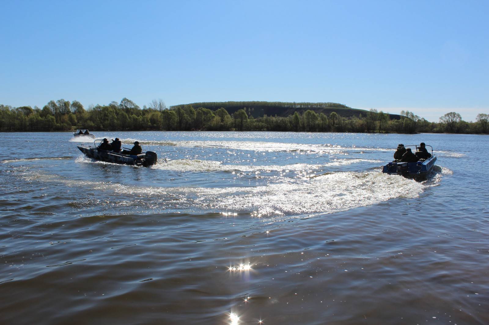 Можно в запрет плавать на лодке. Рыбалка на Ветлуге в Нижегородской области. Рыбалка на реке Ветлуга Нижегородская область. Моторная лодка на реке. Моторка на реке.