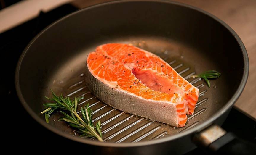 Как поджарить лосося на сковороде: 8 шагов