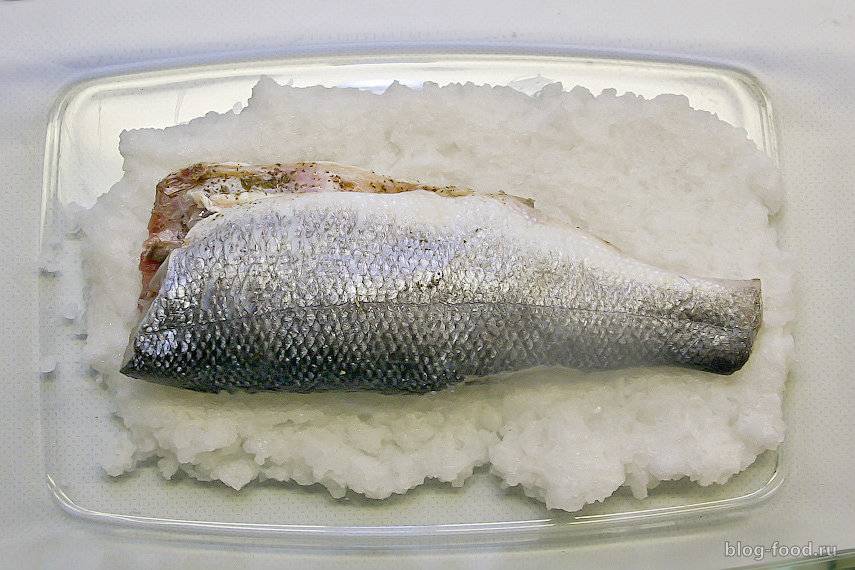 Рыба запеченная в духовке под панцирем из соли