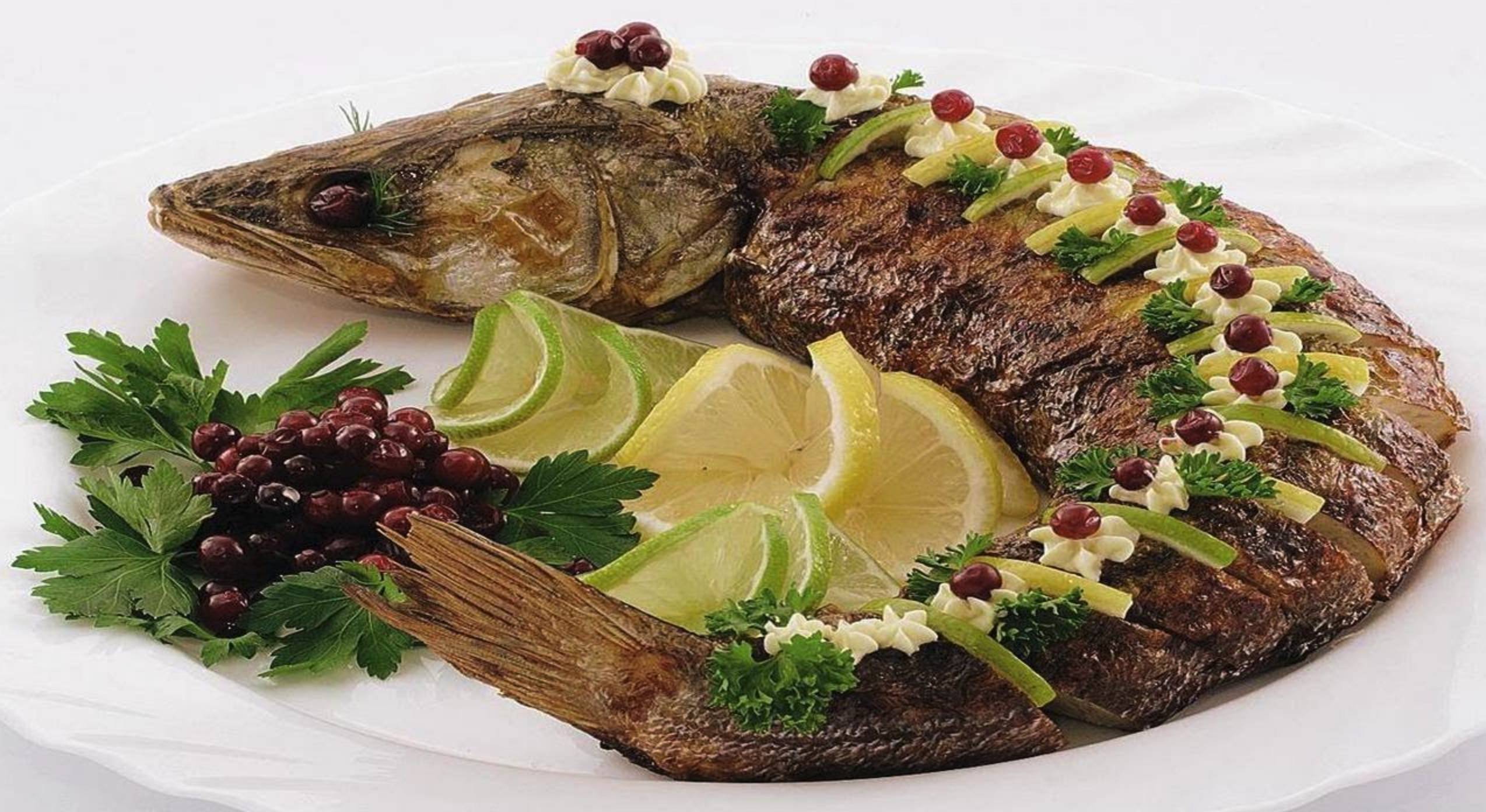Как запечь рыбу с салом