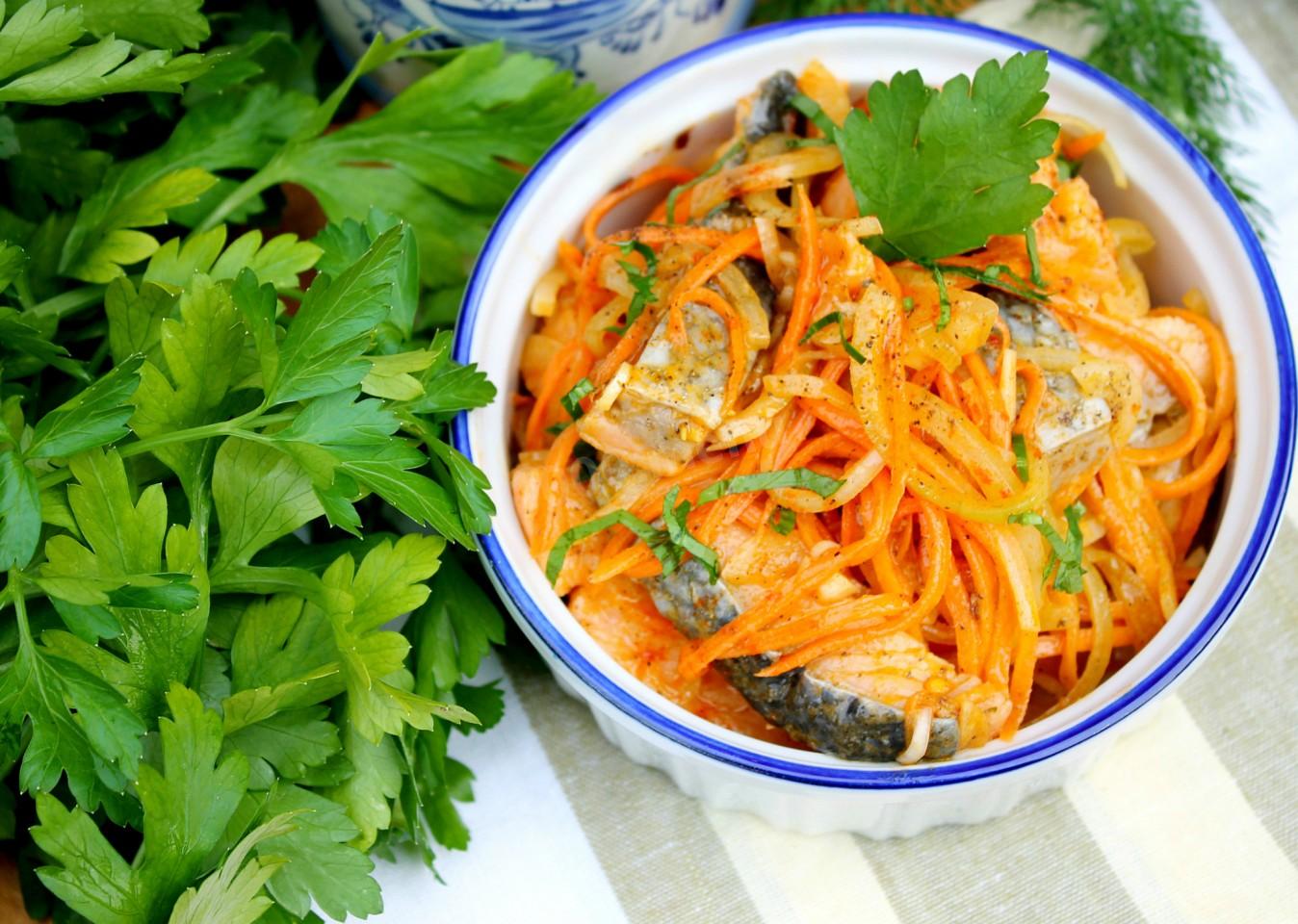 Щука по корейски рецепт. Корейские морковь Хе. Рыбное Хе по-корейски. Корейский салат с рыбой Хе. Корейская морковь с рыбой.
