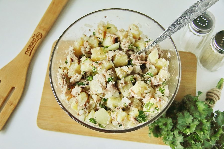 Рыбный салат из консервов с картошкой, рецепты (классический, слоеный)