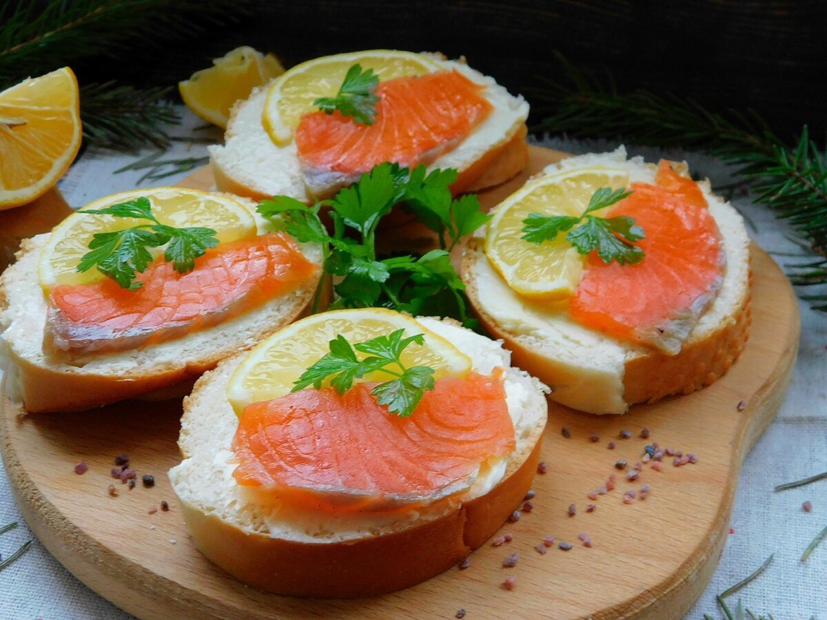 Бутерброд с красной рыбой и лимоном фото