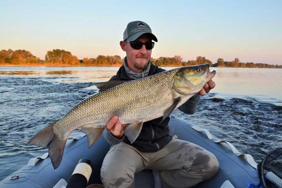 Завораживающая рыбалка и отдых на базе в речных прериях волги