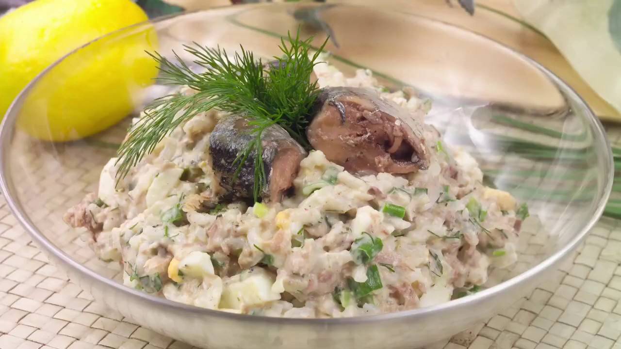 Салат с рисом и рыбными консервами: 4 аппетитных варианта