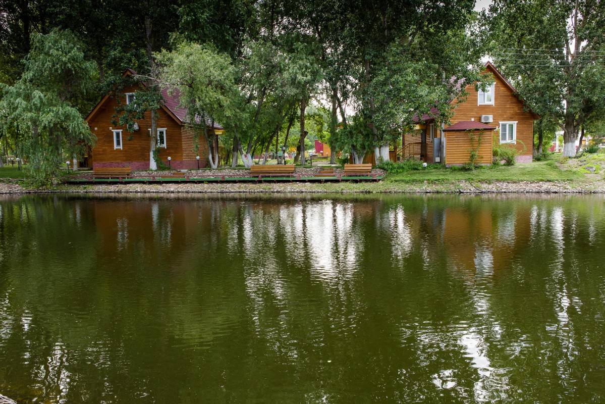 Домики у воды в подмосковье недорого. Рыбацкая деревня Астрахань. База Лесная Астрахань. Турбаза две реки Астрахань. Базы отдыха в Астрахани с реки.