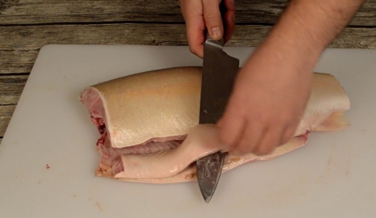 Как разделать форель, в том числе на филе или стейки и почистить от чешуи + видео