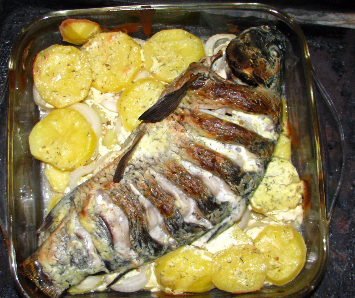 Карп, запеченный в духовке целиком — рецепты сочной и вкусной рыбы