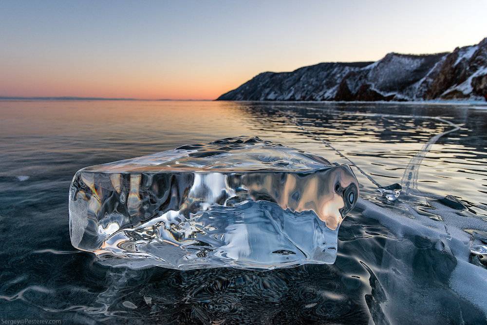 Прозрачный лед и синее небо: пять причин отправиться зимой на байкал