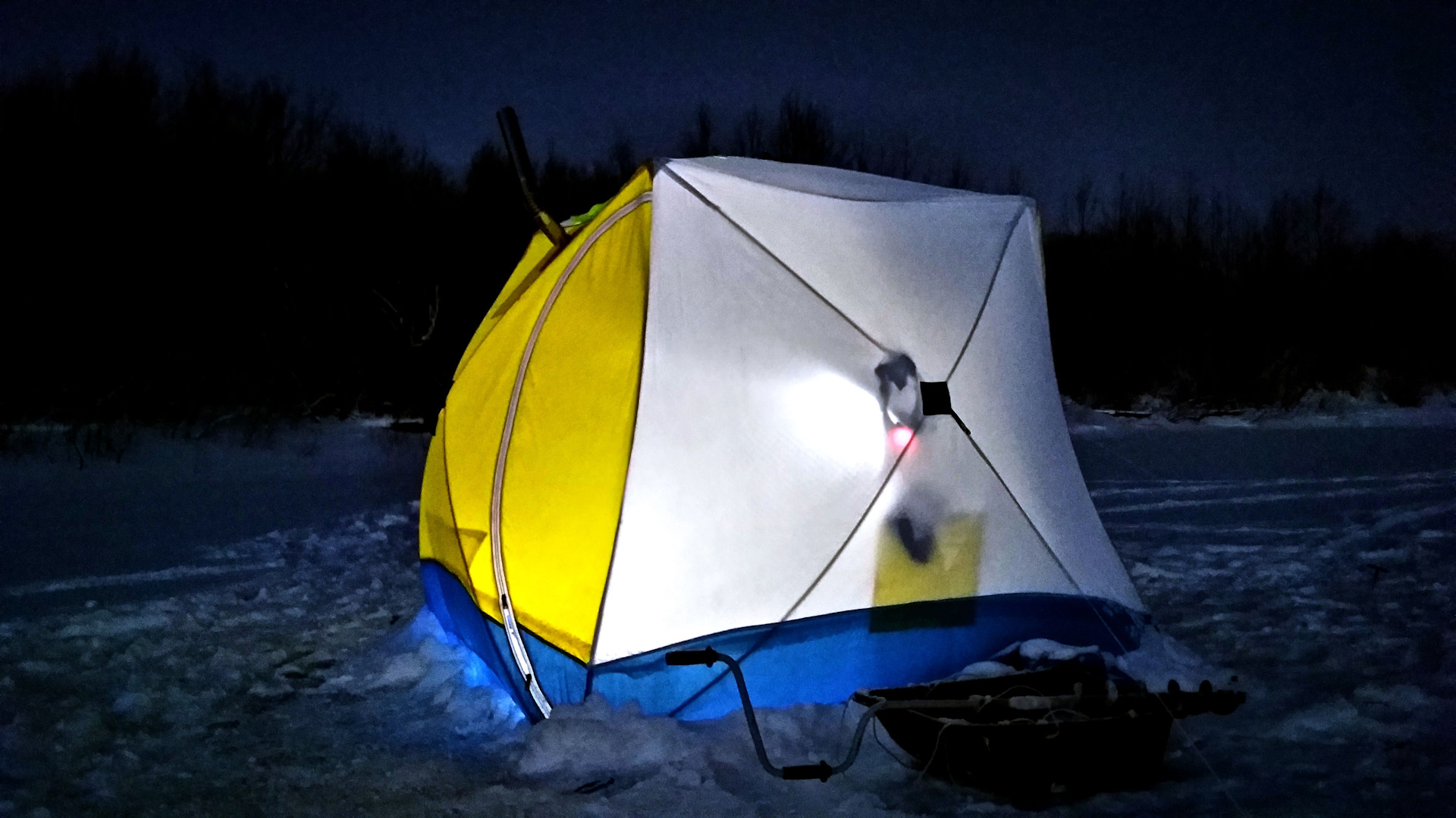 Палатка для зимней рыбалки на водоеме