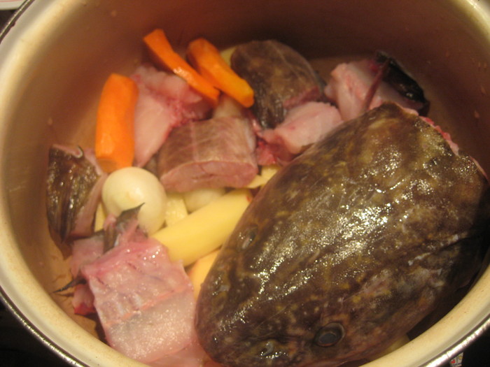 Как вкусно сварить уху из речной и красной рыбы
