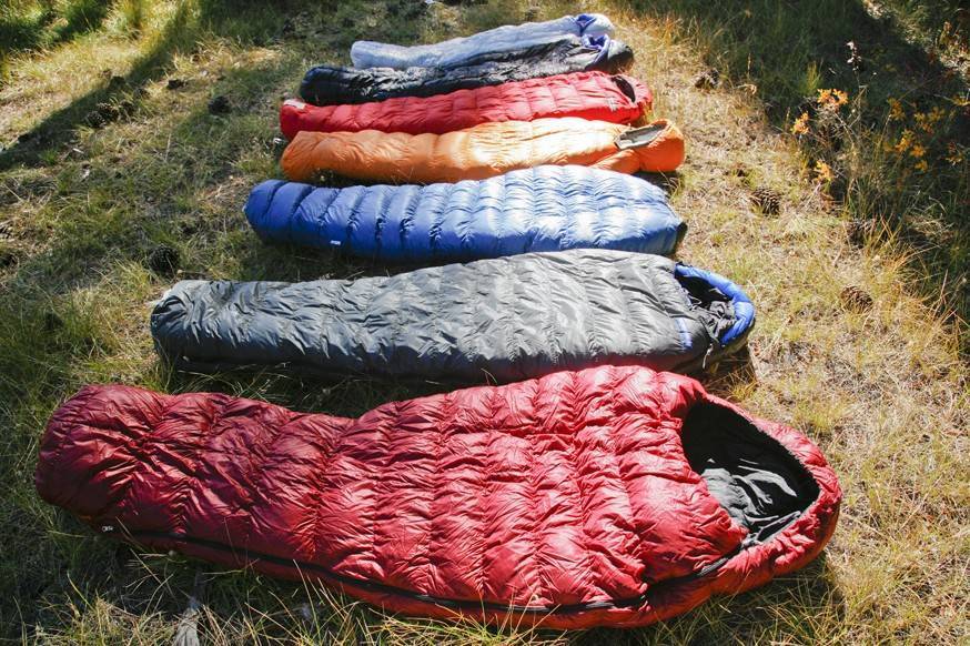 Как выбрать спальный мешок правильно - по размеру, для похода при зимней температуре, для рабылки